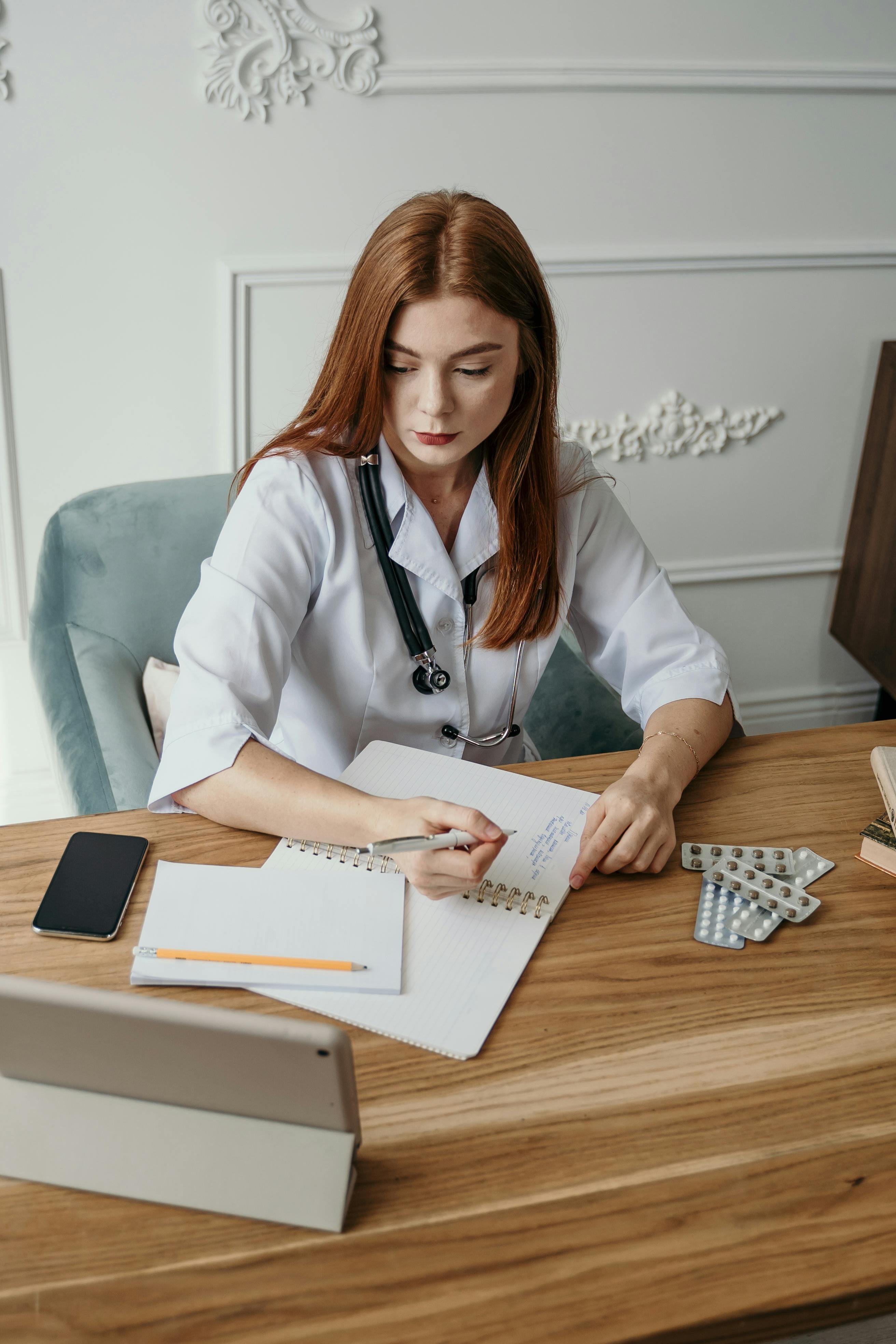 Médica em consultório analisando resultados